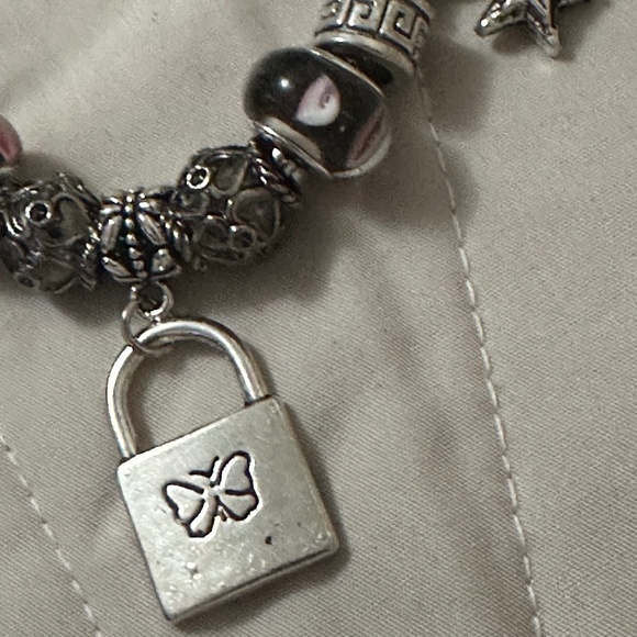 Handmade- NWOT –925 silver plated charm bracelet. Black/pnk beads variety charms - Picture 9 of 14